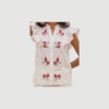 Mary Shirt i hvid er en klassisk bomuldsskjorte med afslappet pasform og tidløst design. En alsidig og stilren skjorte, perfekt til både hverdag og arbejde.