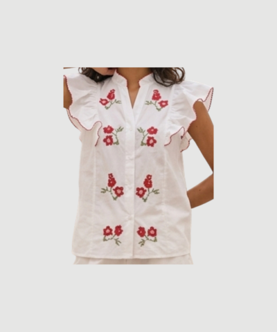 Mary Shirt i hvid er en klassisk bomuldsskjorte med afslappet pasform og tidløst design. En alsidig og stilren skjorte, perfekt til både hverdag og arbejde.