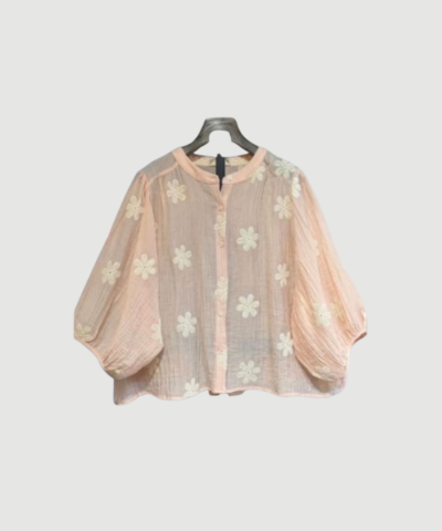 LeCoco Veronica Shirt i rosa er en feminin skjorte med afslappet pasform og klassisk design. Skjorten har et let fald og er nem at style til både hverdag og mere elegante outfits.