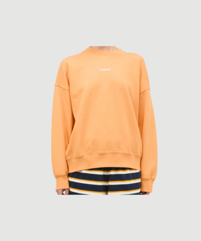 Compact Cotton Atli Sweatshirt fra Mads Nørgaard i Zinnia er en afslappet sweatshirt med grafisk print og blød bomuldskvalitet. En moderne og komfortabel style med et cool udtryk.