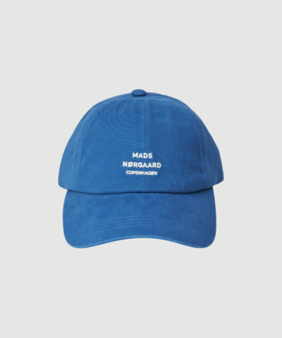 Mads Nørgaard Soft Twill Cash Cap i bright cobalt er en klassisk kasket i blød bomuld. Med buet skygge, justerbar lukning og stilrent design er den perfekt som hverdagsaccessory.