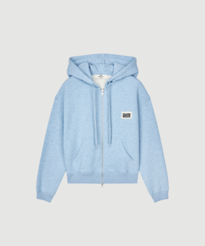 Standard Bobo Hood Sweatshirt fra Mads Nørgaard i Light Blue Melange er en klassisk hoodie med afslappet pasform og blød kvalitet. Perfekt til hverdag og som del af et komfortabelt sweat‑sæt.