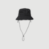 Mads Nørgaard Sunny Line Bucket Hat i jet black er en funktionel og stilren bøllehat med bred skygge, justerbar snor og lynlåslomme. Perfekt til sommer, ferie og festival.
