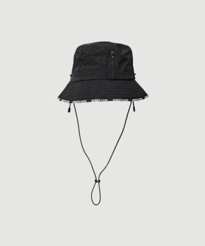 Mads Nørgaard Sunny Line Bucket Hat i jet black er en funktionel og stilren bøllehat med bred skygge, justerbar snor og lynlåslomme. Perfekt til sommer, ferie og festival.