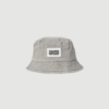 Mads Nørgaard Washed Cotton Twill Bucket Hat i grey melange er en klassisk bøllehat i blød bomuld. Med sit enkle design og brede skygge er den perfekt til solrige dage og afslappede outfits.