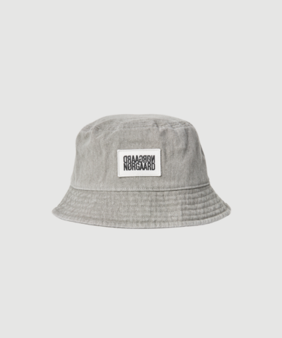 Mads Nørgaard Washed Cotton Twill Bucket Hat i grey melange er en klassisk bøllehat i blød bomuld. Med sit enkle design og brede skygge er den perfekt til solrige dage og afslappede outfits.