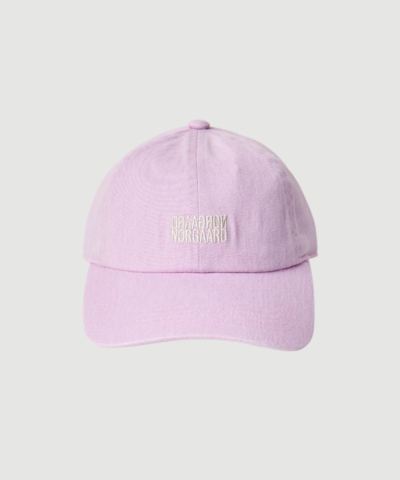 Mads Nørgaard Washed Cotton Twill Mirror Coal Cap i Orchid Bouquet er en klassisk kasket i vasket bomuld. Med buet skygge og justerbar lukning er den et stilrent og funktionelt accessory til hverdagen.