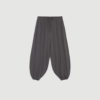 Breathe Pants fra Mos Mosh Mind er afslappede bukser med elastisk talje og let, åndbar kvalitet. Perfekte til både hverdag og afslappede looks med fokus på komfort og stil.