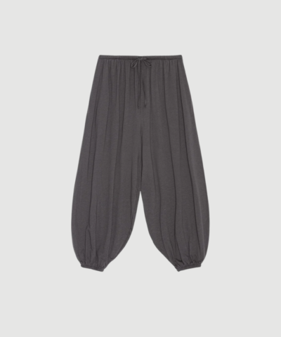 Breathe Pants fra Mos Mosh Mind er afslappede bukser med elastisk talje og let, åndbar kvalitet. Perfekte til både hverdag og afslappede looks med fokus på komfort og stil.
