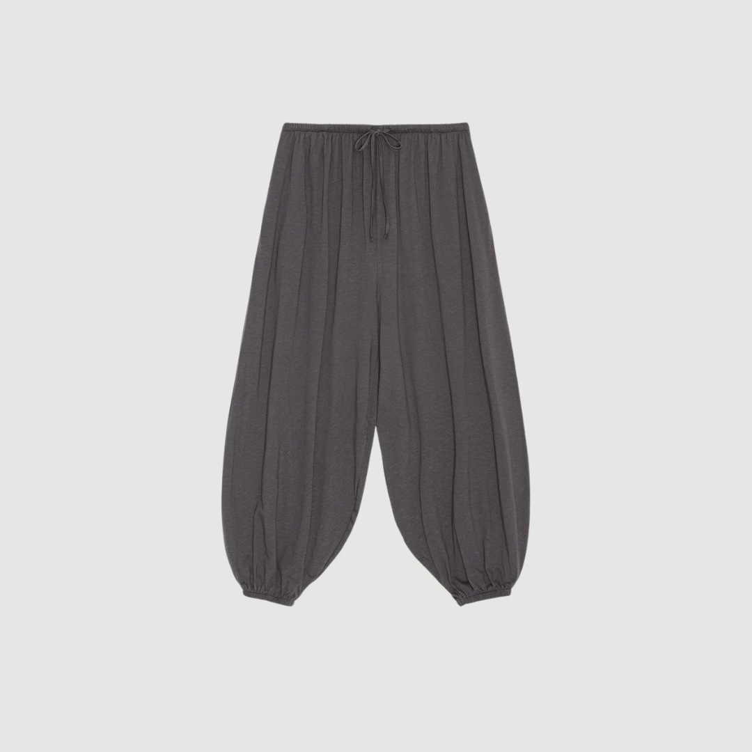 Breathe Pants fra Mos Mosh Mind er afslappede bukser med elastisk talje og let, åndbar kvalitet. Perfekte til både hverdag og afslappede looks med fokus på komfort og stil.