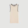 NPS Tank Top Kontrast fra Mads Nørgaard i ecru og black er en stribet top med kontrastkanter og tætsiddende pasform. En klassisk og komfortabel basisstyle, perfekt til både hverdag og lag‑på‑lag styling.