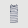 NPS Tank Top fra Mads Nørgaard i ecru og marine er en klassisk stribet top i bomuld med stretch. En tidløs og komfortabel basisstyle, perfekt til både hverdag og lag‑på‑lag styling.