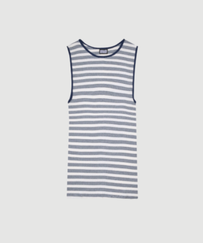 NPS Tank Top fra Mads Nørgaard i ecru og marine er en klassisk stribet top i bomuld med stretch. En tidløs og komfortabel basisstyle, perfekt til både hverdag og lag‑på‑lag styling.