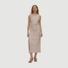 Aryana Papery One Shoulder Long Dress fra Rabens Saloner i Powder er en elegant kjole med asymmetrisk design og let, flydende kvalitet. En feminin statement‑kjole, perfekt til både fest og sommerbrug.