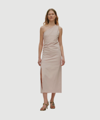 Aryana Papery One Shoulder Long Dress fra Rabens Saloner i Powder er en elegant kjole med asymmetrisk design og let, flydende kvalitet. En feminin statement‑kjole, perfekt til både fest og sommerbrug.