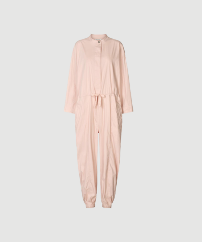 Dido Papery Jumpsuit fra Rabens Saloner i Powder er en elegant heldragt med afslappet pasform og let kvalitet. En stilren jumpsuit, der kombinerer komfort og design – perfekt til både hverdag og fest.