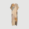 Inza Water Color Column Dress fra Rabens Saloner er en lang kjole med håndfarvet print og elegant silhuet. Kjolen i Dessert Combo har et let fald og et kunstnerisk udtryk, der gør den perfekt til både hverdag og fest.