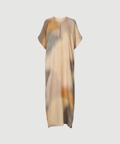 Inza Water Color Column Dress fra Rabens Saloner er en lang kjole med håndfarvet print og elegant silhuet. Kjolen i Dessert Combo har et let fald og et kunstnerisk udtryk, der gør den perfekt til både hverdag og fest.