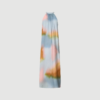 Malaia Water Color Button Front Dress fra Rabens Saloner er en elegant kjole med håndfarvet print og gennemknapning. Kjolen i Sunset Combo har et let fald og et kunstnerisk udtryk, perfekt til både hverdag og fest.