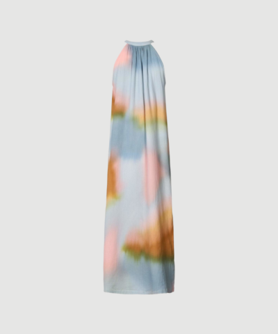 Malaia Water Color Button Front Dress fra Rabens Saloner er en elegant kjole med håndfarvet print og gennemknapning. Kjolen i Sunset Combo har et let fald og et kunstnerisk udtryk, perfekt til både hverdag og fest.