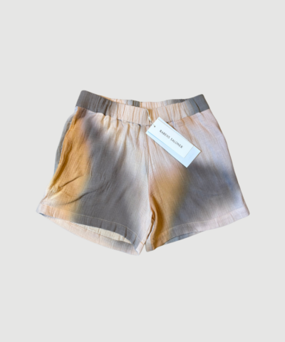 Water Color Shorts Lania fra Rabens Saloner i Dessert Combo er elegante shorts med håndfarvet print og afslappet pasform. Perfekte sommershorts med let kvalitet og et kunstnerisk udtryk.