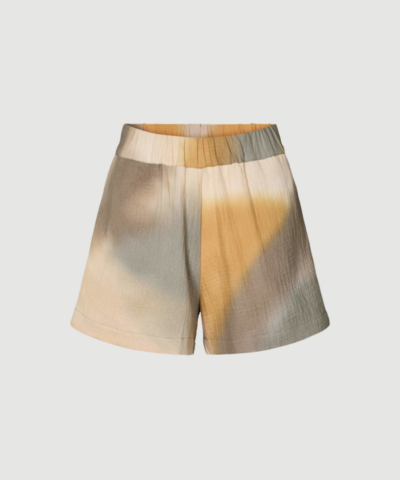 Water Color Shorts Lania fra Rabens Saloner i Dessert Combo er elegante shorts med håndfarvet print og afslappet pasform. Perfekte sommershorts med let kvalitet og et kunstnerisk udtryk.