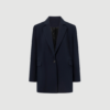 CORELLA Solid Tailoring Blazer fra Rue de Tokyo i navy er en elegant blazer med afslappet pasform, klassisk revers og justerbar talje. En tidløs og komfortabel blazer, der fungerer perfekt til både arbejde og hverdagsbrug.