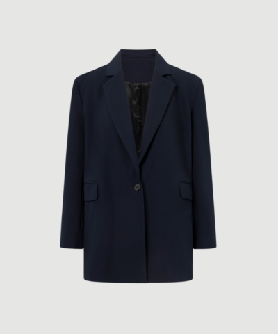 CORELLA Solid Tailoring Blazer fra Rue de Tokyo i navy er en elegant blazer med afslappet pasform, klassisk revers og justerbar talje. En tidløs og komfortabel blazer, der fungerer perfekt til både arbejde og hverdagsbrug.
