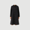DARIAN Wide Seersucker Dress fra Rue de Tokyo i navy er en elegant skjortekjole i 100 % bomuld med seersucker‑struktur, klassisk krave og gennemknapning. En let og tidløs kjole, perfekt til både hverdag og mere pæne anledninger.