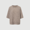 KARA Cashmere Silk Sweater fra Rue de Tokyo er en luksuriøs strik i cashmere og silke med afslappet pasform og korte ærmer. Sweateren i Light Brown Melange har et elegant og tidløst udtryk og er perfekt til både hverdag og arbejde.