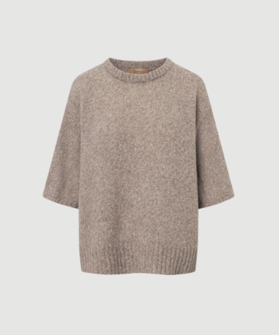 KARA Cashmere Silk Sweater fra Rue de Tokyo er en luksuriøs strik i cashmere og silke med afslappet pasform og korte ærmer. Sweateren i Light Brown Melange har et elegant og tidløst udtryk og er perfekt til både hverdag og arbejde.