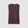 SHARREN GMTD Poplin Blouse fra Rue de Tokyo er en ærmeløs bluse i 100 % økologisk bomuld med afslappet pasform og elegant knaplukning i ryggen. Blusen i Plum Purple kombinerer tidløst design med moderne detaljer og er perfekt til både hverdag og mere elegante looks.