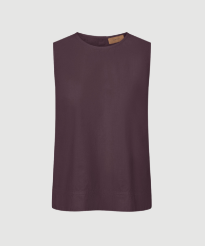 SHARREN GMTD Poplin Blouse fra Rue de Tokyo er en ærmeløs bluse i 100 % økologisk bomuld med afslappet pasform og elegant knaplukning i ryggen. Blusen i Plum Purple kombinerer tidløst design med moderne detaljer og er perfekt til både hverdag og mere elegante looks.