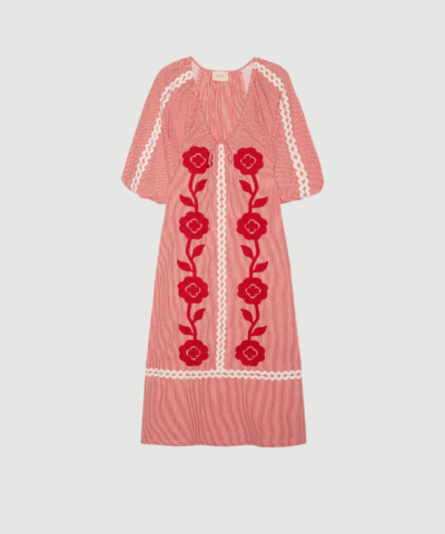 Abelone Dress fra SISSEL EDELBO er en feminin kjole i 100 % økologisk bomuld med Suzani‑broderi og løs pasform. Kjolen i Red Flower kombinerer komfort og kunstnerisk design og er perfekt til både hverdag og fest.