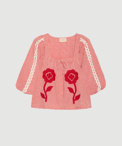 Abelone Top fra SISSEL EDELBO er en feminin top i 100 % økologisk bomuld med Suzani-inspireret broderi og ballonærmer. En unik og dekorativ bluse med løs pasform, perfekt til både hverdag og sommerstyles.
