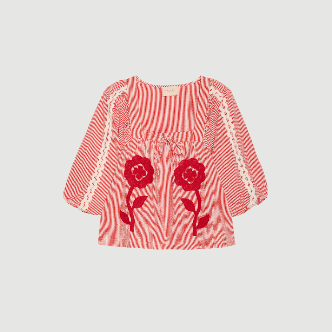 Abelone Top fra SISSEL EDELBO er en feminin top i 100 % økologisk bomuld med Suzani-inspireret broderi og ballonærmer. En unik og dekorativ bluse med løs pasform, perfekt til både hverdag og sommerstyles.
