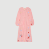 Kamal Dress fra SISSEL EDELBO er en feminin kjole i pink tern fremstillet i 100 % økologisk bomuld. Kjolen har voluminøse ærmer, broderede scallop‑kanter, perlemorsknapper og fine hjerteapplikationer, som giver et unikt og kunstnerisk udtryk. En elegant statement‑kjole med bæredygtigt fokus.