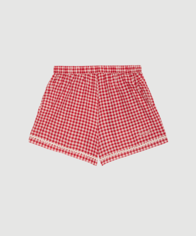 Bobbie Shorts fra SISSEL EDELBO er løse og komfortable shorts i deadstock bomuld med elastisk talje og fine broderede detaljer. Shortsene er dekoreret med et sødt jordbærmotiv og produceret i begrænset antal, hvilket gør dem til et bæredygtigt og unikt valg til sommergarderoben.