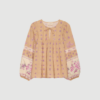 Coral Top fra SISSEL EDELBO er en feminin top i 100 % økologisk bomuld med romantisk print inspireret af vintage tekstiler. Toppen har ballonærmer, bindebånd ved halsen og fine detaljer som rynker og ladder tape, hvilket gør den perfekt til både hverdag og sommerlooks.