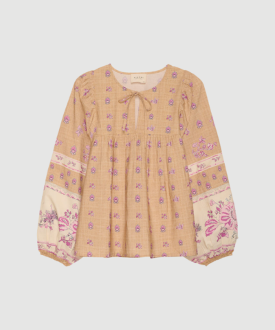 Coral Top fra SISSEL EDELBO er en feminin top i 100 % økologisk bomuld med romantisk print inspireret af vintage tekstiler. Toppen har ballonærmer, bindebånd ved halsen og fine detaljer som rynker og ladder tape, hvilket gør den perfekt til både hverdag og sommerlooks.