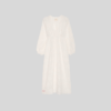 Delphine Dress fra SISSEL EDELBO er en feminin kjole i off white med empire‑snit, dyb V‑udskæring og elegante blonde‑detaljer. Kjolen er lavet i leftover schiffli bomuld og kombinerer et romantisk udtryk med bæredygtigt design. Perfekt til både hverdag og festlige anledninger.