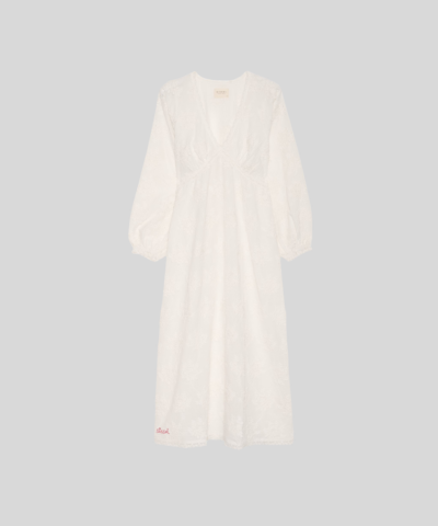 Delphine Dress fra SISSEL EDELBO er en feminin kjole i off white med empire‑snit, dyb V‑udskæring og elegante blonde‑detaljer. Kjolen er lavet i leftover schiffli bomuld og kombinerer et romantisk udtryk med bæredygtigt design. Perfekt til både hverdag og festlige anledninger.