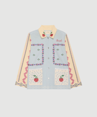 Louise Shirt fra SISSEL EDELBO er en casual shirt‑jacket i Baby Blue lavet i 100 % økologisk bomuld. Skjorten har knaplukning, frontlommer og fine korsstingsbroderier, som giver et unikt og kunstnerisk udtryk. Perfekt som både skjorte og let jakke til hverdagsbrug.
