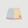 Myra Shorts fra SISSEL EDELBO er feminine shorts i 100 % økologisk bomuld med elastisk talje og fine broderede detaljer. Shortsene i Baby Blue har korsstingsbroderi og blondekanter, som giver et romantisk og tidløst udtryk – perfekte til sommer og ferie.