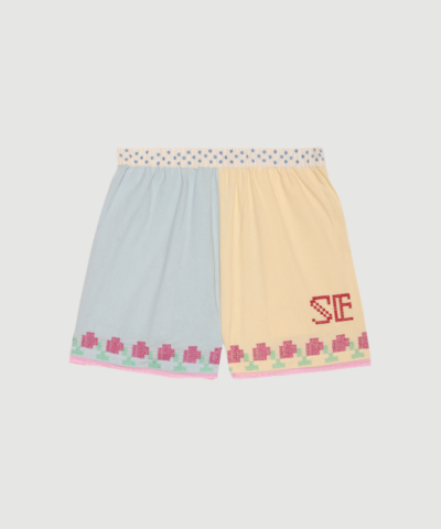Myra Shorts fra SISSEL EDELBO er feminine shorts i 100 % økologisk bomuld med elastisk talje og fine broderede detaljer. Shortsene i Baby Blue har korsstingsbroderi og blondekanter, som giver et romantisk og tidløst udtryk – perfekte til sommer og ferie.