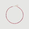 Stine A Pink Love Hearts Necklace er en feminin halskæde i forgyldt sterlingsølv med lyserøde emaljehjerter. Perfekt til både hverdag og fest – smuk alene eller i lag‑på‑lag styling.