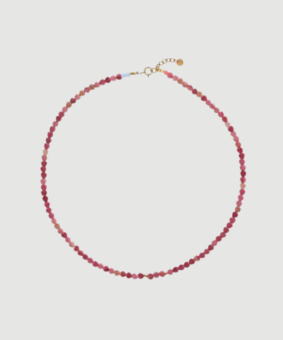 Stine A Pink Love Hearts Necklace er en feminin halskæde i forgyldt sterlingsølv med lyserøde emaljehjerter. Perfekt til både hverdag og fest – smuk alene eller i lag‑på‑lag styling.