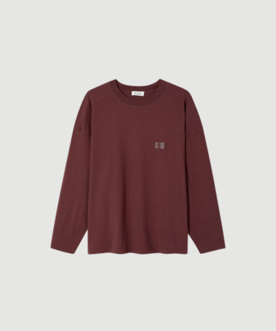 Gixy T‑shirt fra American Vintage i lilla er en oversized T‑shirt i blød bomuld med lange ærmer og moderne pasform. Perfekt til både hverdag og afslappede looks.