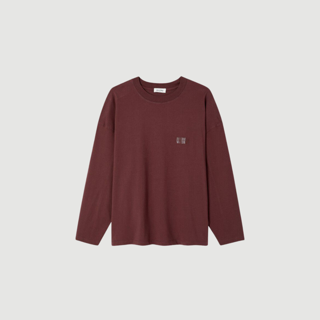 Gixy T‑shirt fra American Vintage i lilla er en oversized T‑shirt i blød bomuld med lange ærmer og moderne pasform. Perfekt til både hverdag og afslappede looks.