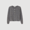 Vitow Jumper fra American Vintage i Acier Chine er en blød og fluffy strik med afslappet pasform. En komfortabel og stilren sweater, perfekt til både hverdag og lag‑på‑lag.